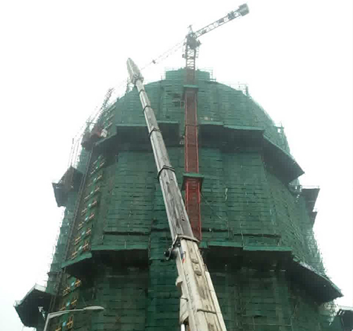 香河吊车在工地上作业